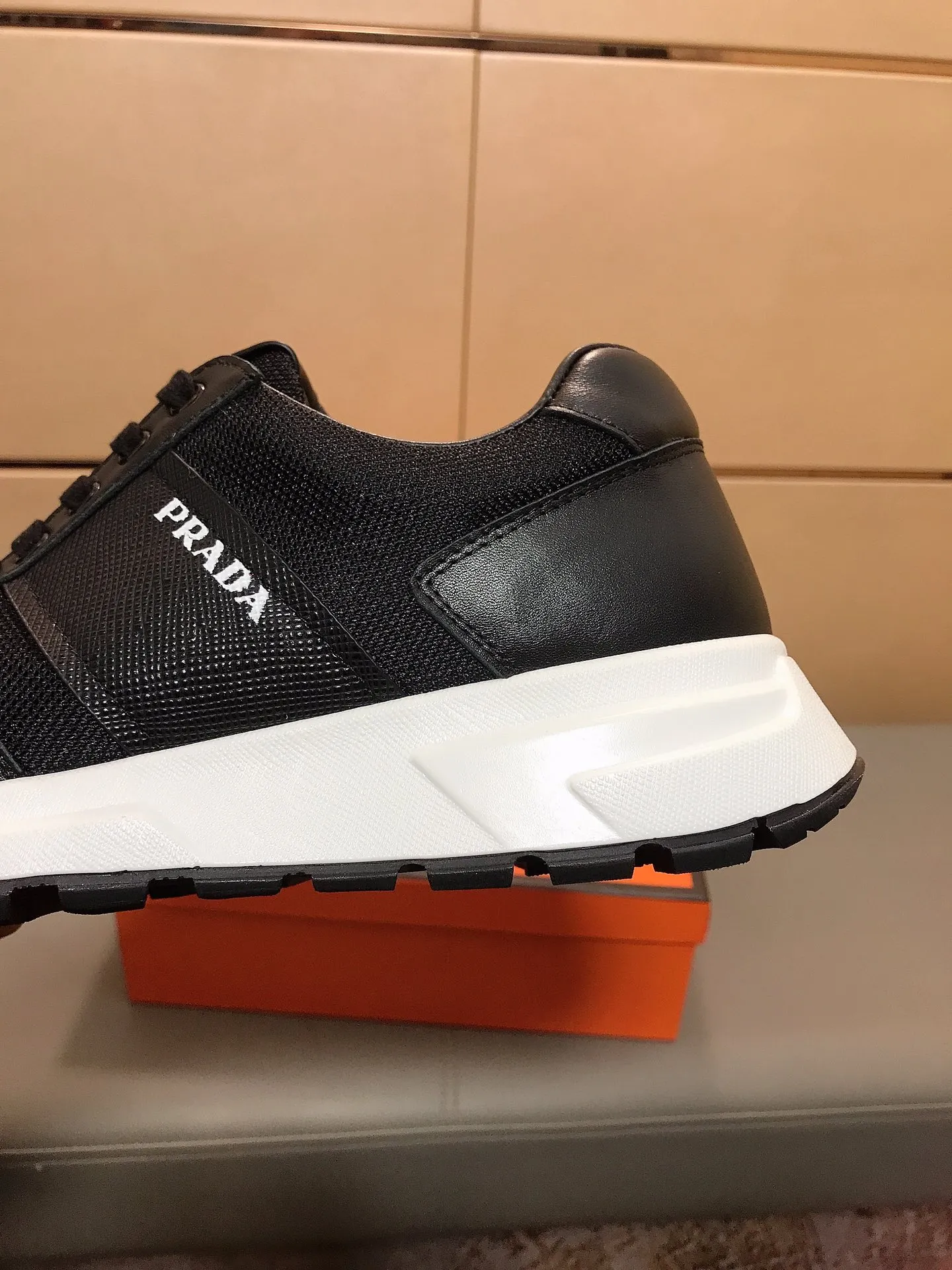 Ex-factory price 400 👟👟【PRADA】Prada's new men's fashion sports and casual shoes🇨🇳High-end boutique💯Exquisite details, uppers made of cowhide + breathable fabrics, pigskin lining🌶🌶Lightweight, wear-resistant and non-slip original outsole, comfortable to wear🎋Classic craftsmanship, fine workmanship, worth owning Code number: 38-44